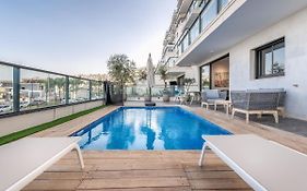 Garden Apartments Swimming Over The Lake